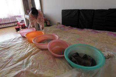 澄江楼上漏水，住户失联，小区没物管，业主维权难！律师来支招……
